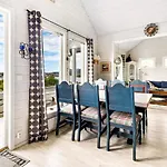6 Person In Anneland-by Traum *